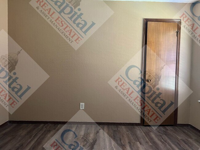 Building Photo - Spacious 4 Bedroom