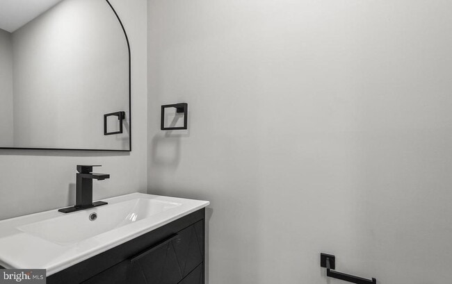 Building Photo - 1527 N Colonial Terrace