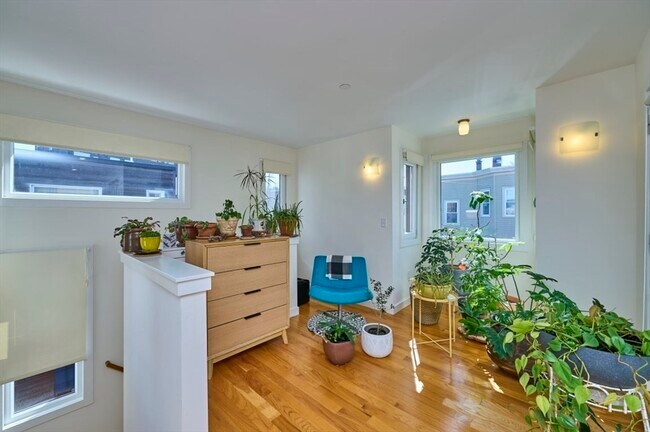 Building Photo - 13 Clary St