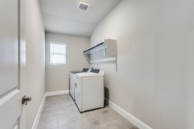 Building Photo - 800 Easthill Dr