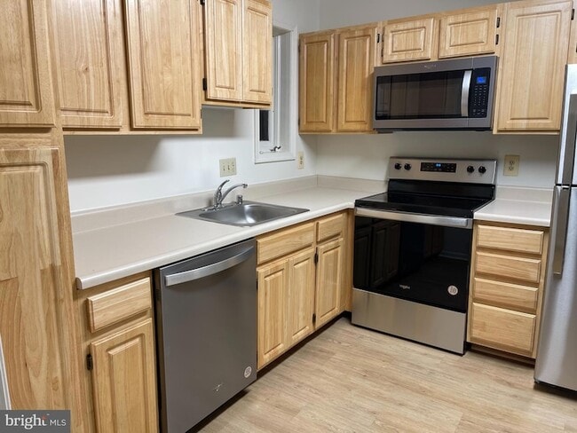 Building Photo - 6747 Kenwood Forest Ln