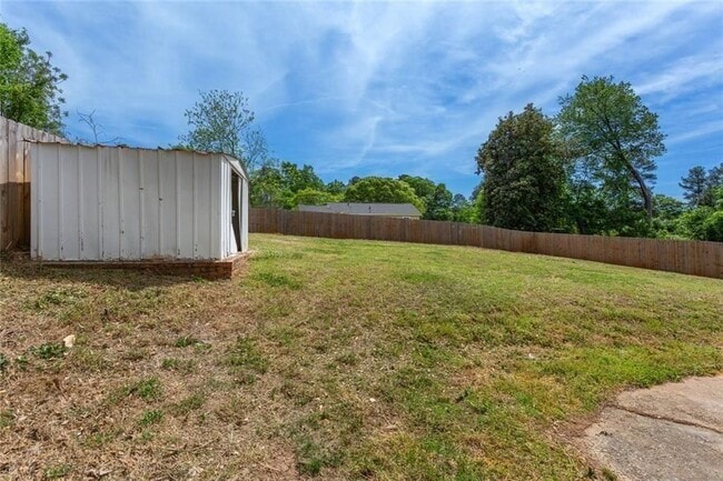 Building Photo - 2363 Beverly Ln