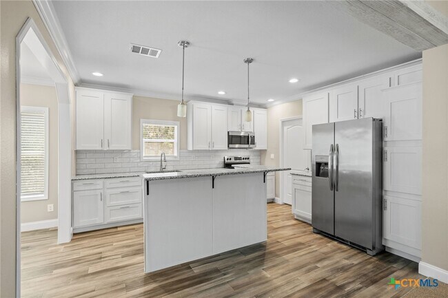 Building Photo - 711 La Cresta Dr