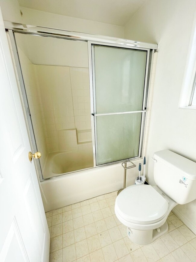 Building Photo - Charming 2 Bedroom Home in Prime Location Near Schools & Shopping