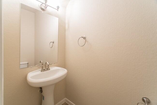 Building Photo - 139 S Rocky Point Cir