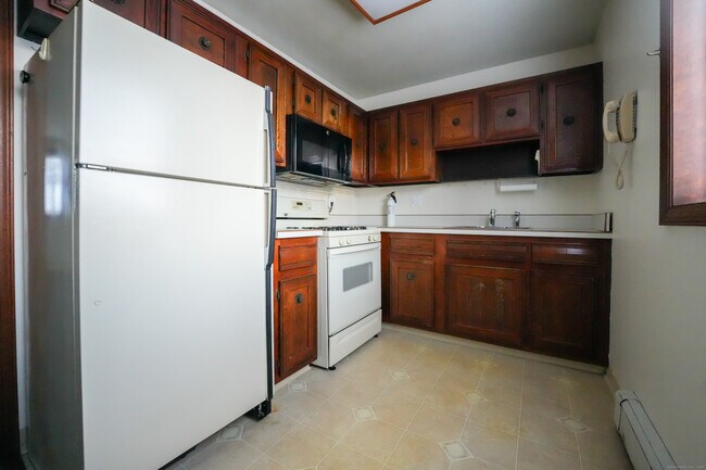 Building Photo - 4 Van Zant St