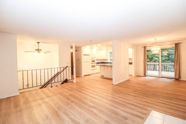 Building Photo - !! $3500 for 18 month lease !!  Private La...