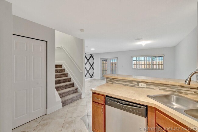Building Photo - 3055 Riverside Dr