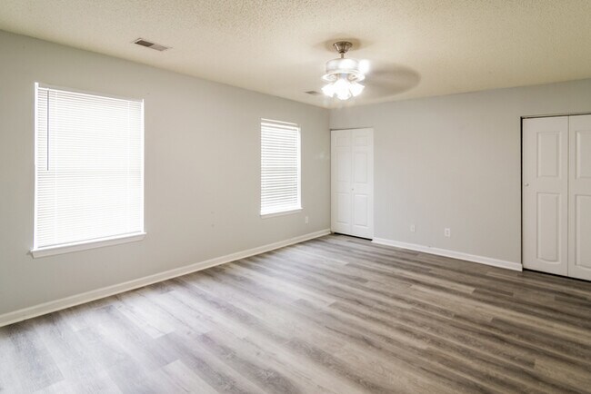 Building Photo - 121 Macallan Ct