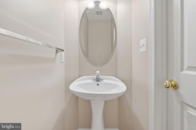 Building Photo - 9036 Woodpecker Ct