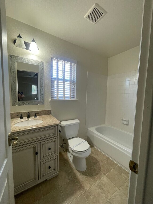 Building Photo - 3 Bedroom 2.5 Bath Home with Huge Covered Patio in Backyard!