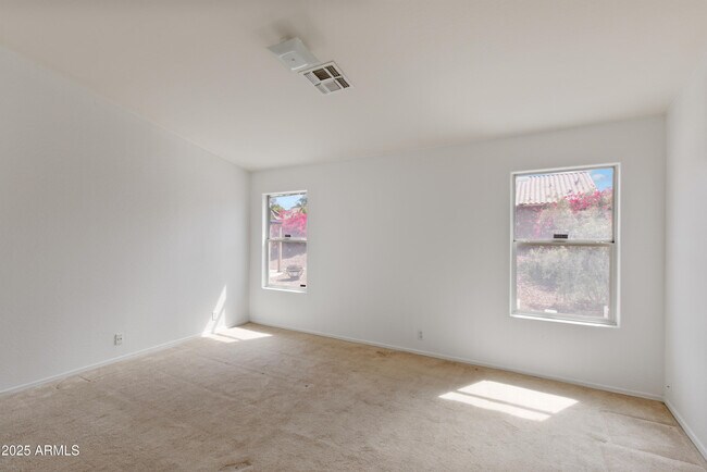 Building Photo - 909 E Harwell Rd