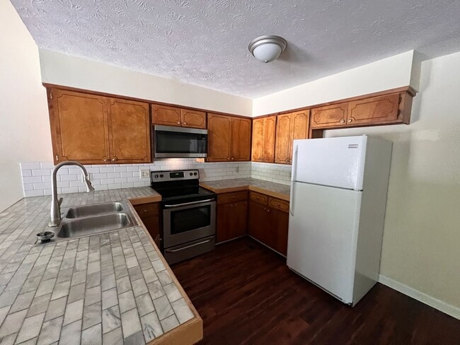 Building Photo - 279 Ivy Ln