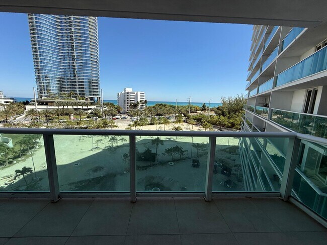 Building Photo - 100 Bayview Dr