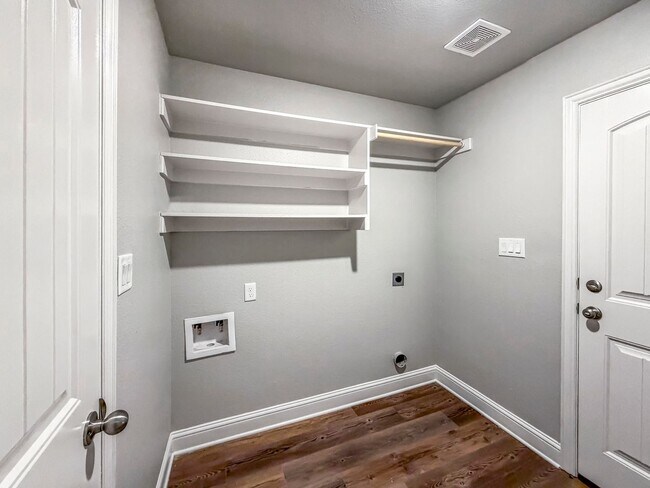 Building Photo - Beautiful and Nearly New 4BR 2BA Home w/ Stylish Finishes + Car Garage in Sherman