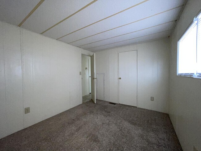 Building Photo - 2 bed 2 bath close to the river.