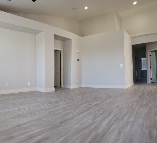 Building Photo - 198 Crown Imperial St