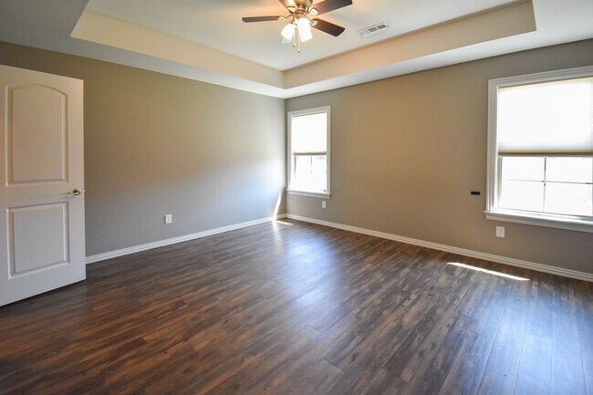 Building Photo - Stunning 3 bedroom, 2 bathroom Home availa...