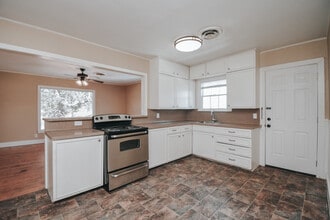 Building Photo - 1503 E Virginia Ave