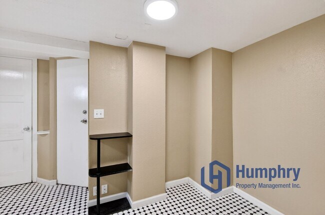 Building Photo - Bottom unit of Duplex