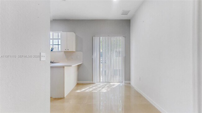 Building Photo - 373 NE 26th Pl