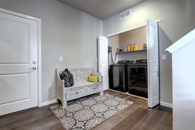 Building Photo - Evolve Real Estate: AVAILABLE 8/1/25! Stun...