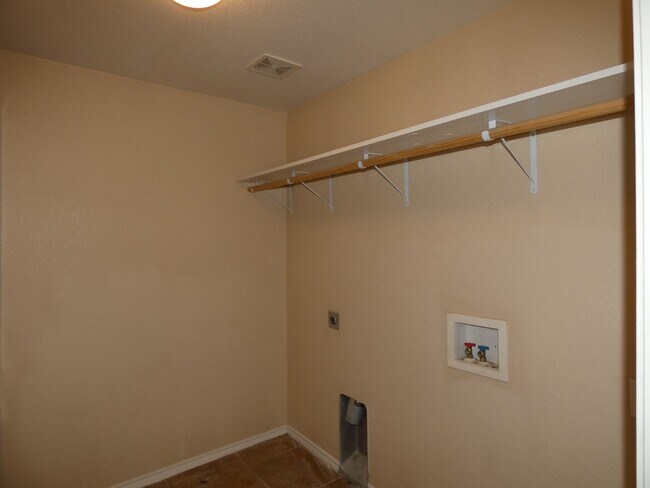 Building Photo - 652 Rosario Ln