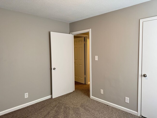 Building Photo - 3 Bedroom/1 Bath near shopping off Wilma R...