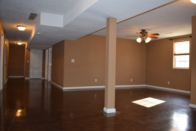 Building Photo - Beautiful spacious home in Waynesville