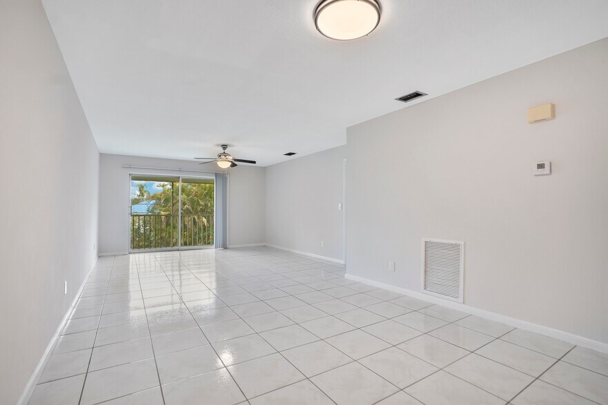 Building Photo - 203 SE 15th Pl