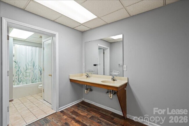 Building Photo - 300 E Gold St