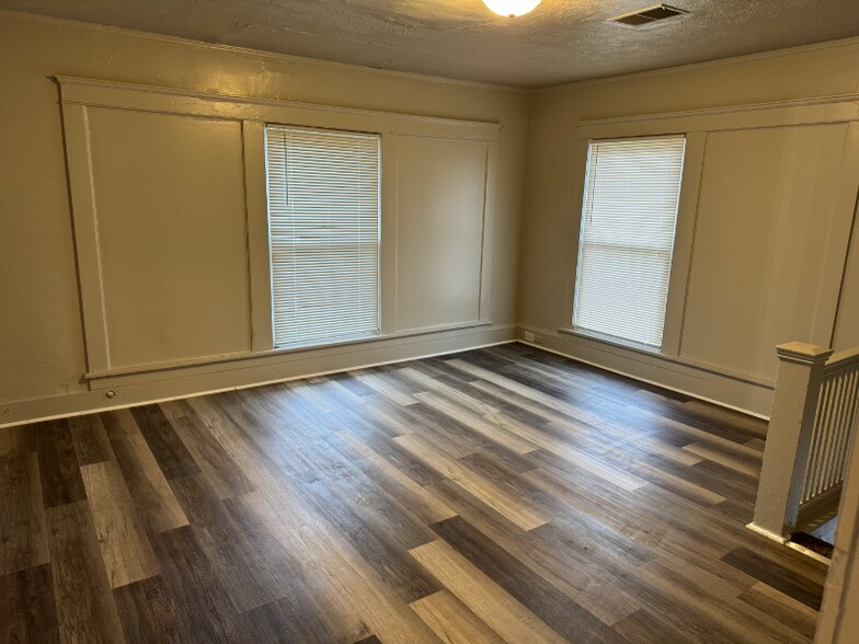 Building Photo - 119 S Elm Ave