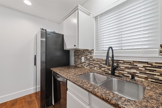 Building Photo - 2018 Village Ct Ln