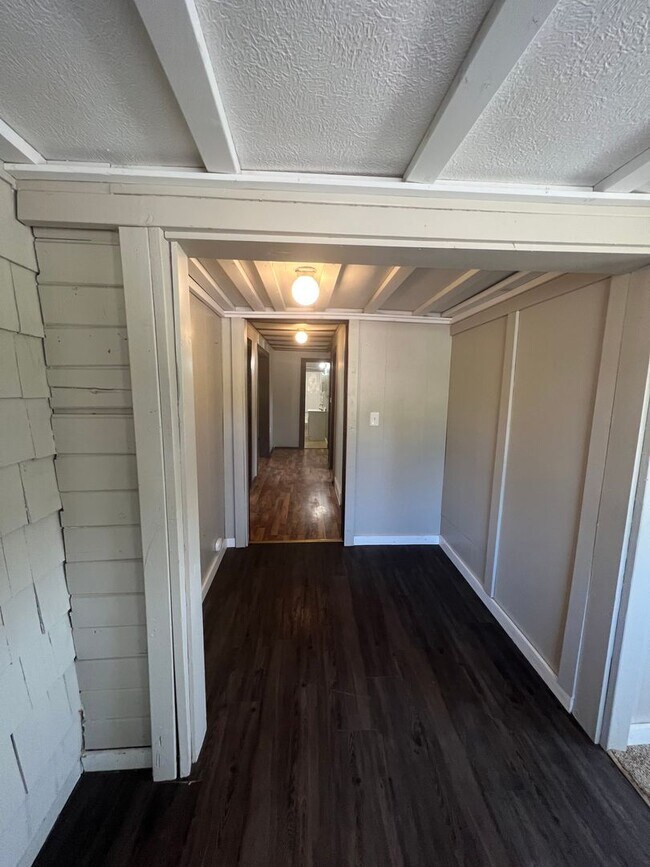 Building Photo - AVAILABLE JUNE - 3 Bed 1 Bath w/ Great View