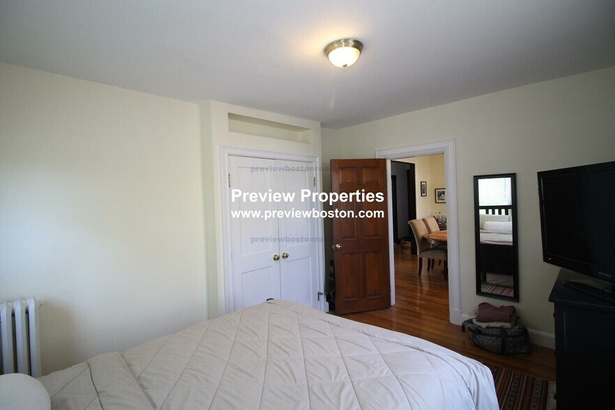 Building Photo - 22 Saybrook St