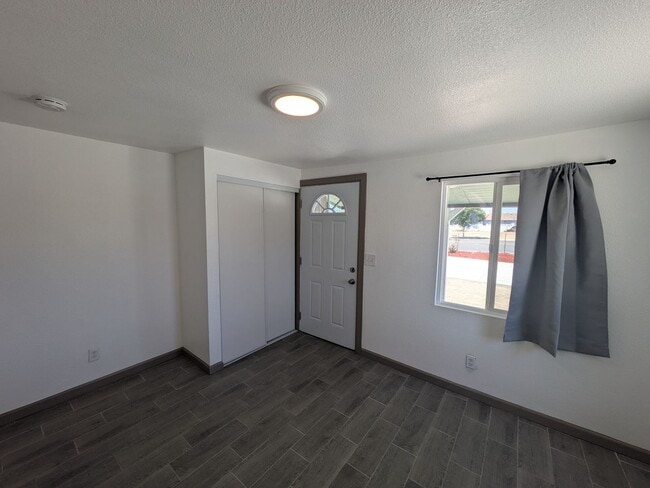 Building Photo - Cozy 1-Bed Home – Fenced Yard, Washer Hook...