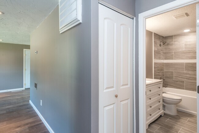 Building Photo - 6450 Chippingdon Dr