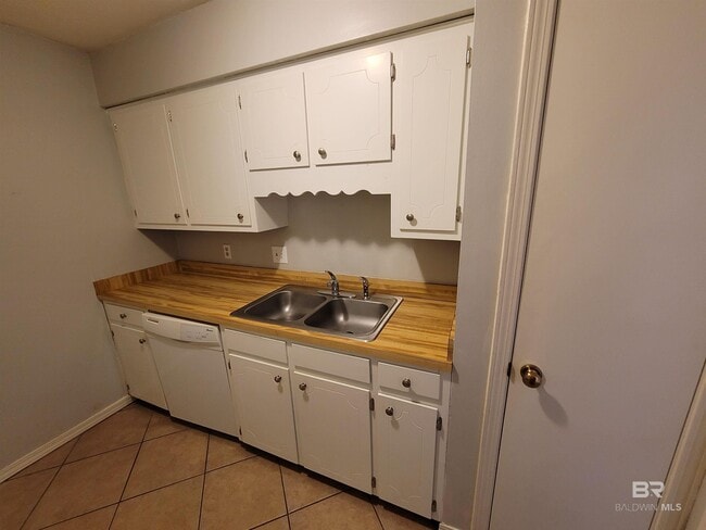 Building Photo - 512 Lake Forest Blvd