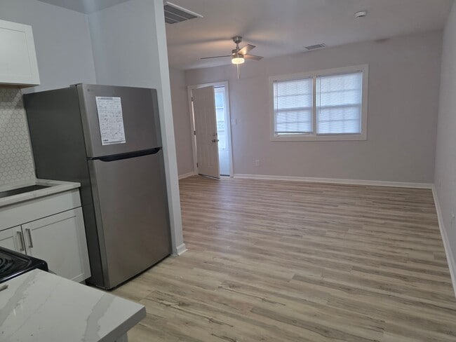 Building Photo - Newly Renovated 1-Bedroom Apartment Available ( 60+)