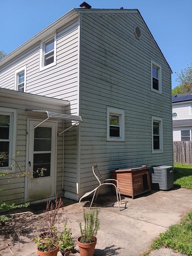 Building Photo - 2 Bedroom, 1 Bath Single Family Home on Cu...