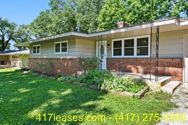 Building Photo - 203 S White Oak Ave