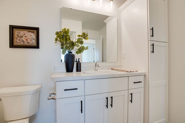 Building Photo - 3 Bed 3 Bath Single Family Home