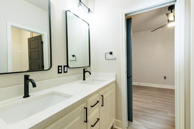 Building Photo - 5825 Grinnell St