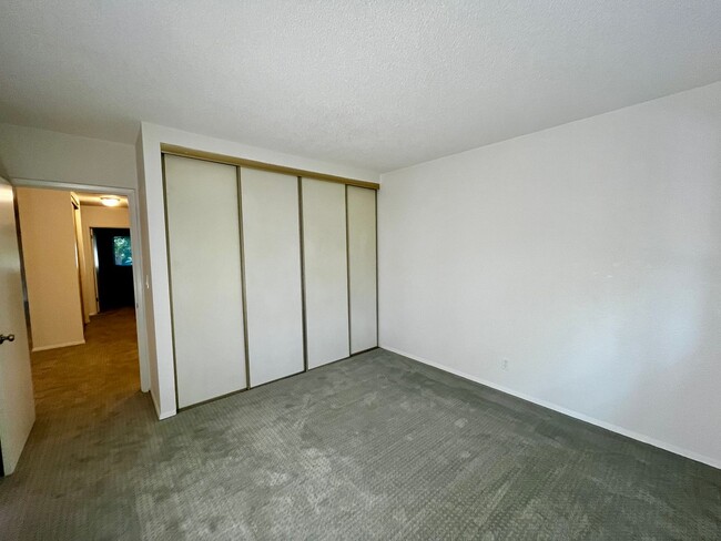 Building Photo - Available Now, Spacious One Level Bainbrid...