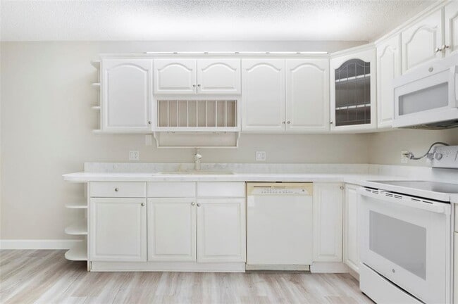 Building Photo - 2606 6th Ct