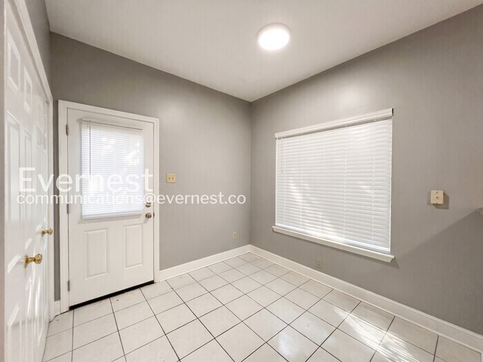 Building Photo - 7900 Hunter's Crossing