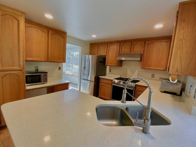 Building Photo - Stunning 4 Bedroom/2.5 bath- Move-In Ready Home with Private Backyard