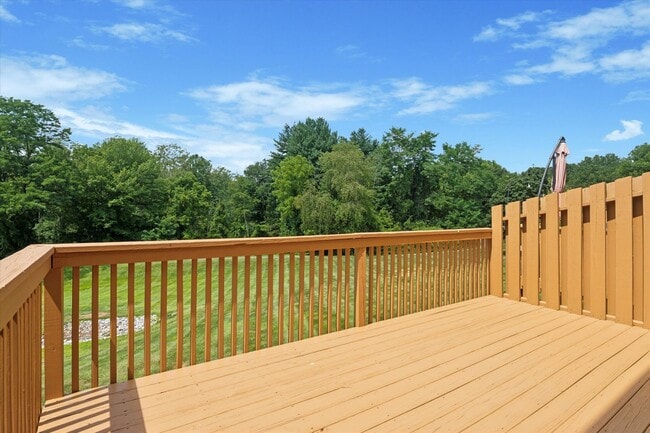 Building Photo - Freshly Updated 3B/2.5B Townhome with Walk...