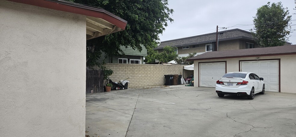 Building Photo - 1010 Wallgreen St