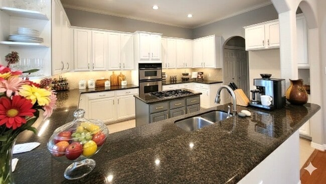 Building Photo - 305 Reinerman St